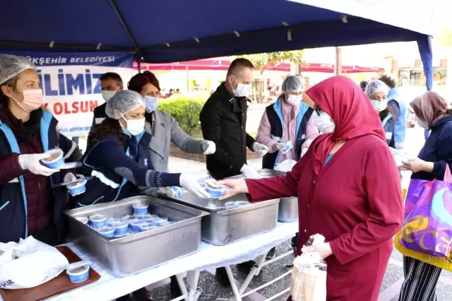 Aydın Büyükşehir Belediyesi Berat Kandili'nde vatandaşlara helva dağıttı