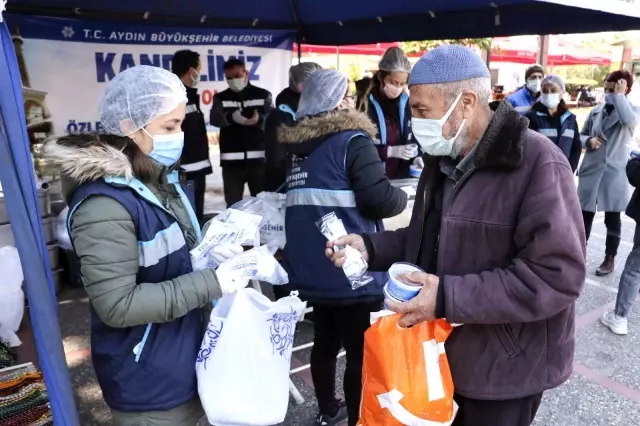 Aydın Büyükşehir Belediyesi Berat Kandili'nde vatandaşlara helva dağıttı