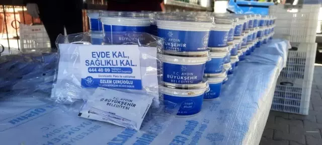 Aydın Büyükşehir Belediyesi Berat Kandili'nde vatandaşlara helva dağıttı