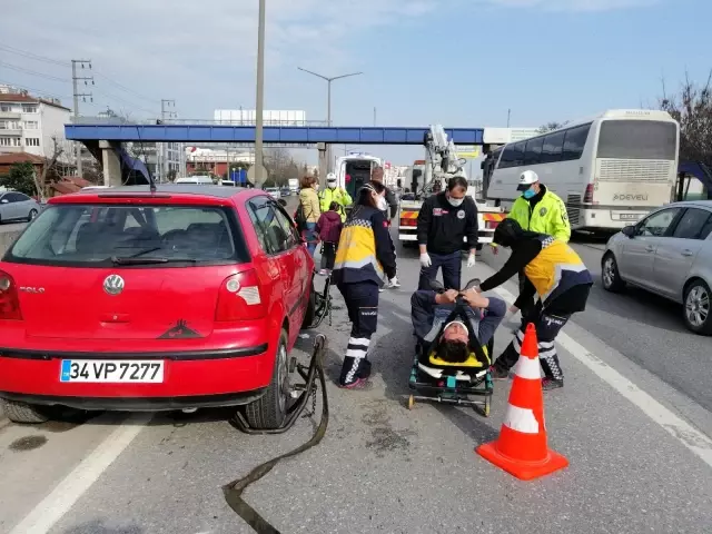 Başka bir aracın sıkıştırdığı otomobil bariyere çarptı: 1 yaralı Başka bir aracın sıkıştırdığı otomobil bariyere çarptı: 1 yaralı