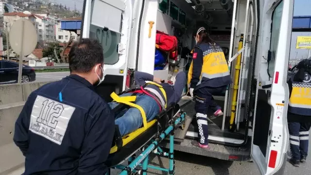 Başka bir aracın sıkıştırdığı otomobil bariyere çarptı: 1 yaralı Başka bir aracın sıkıştırdığı otomobil bariyere çarptı: 1 yaralı