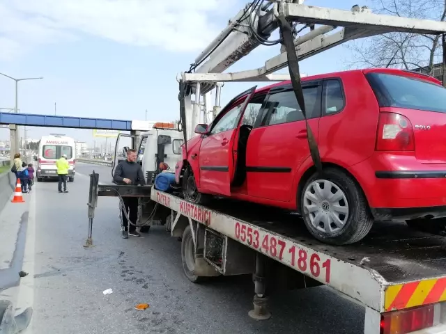 Başka bir aracın sıkıştırdığı otomobil bariyere çarptı: 1 yaralı Başka bir aracın sıkıştırdığı otomobil bariyere çarptı: 1 yaralı