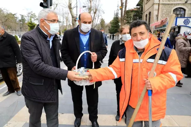 Belediye Başkanı Güder, vatandaşlara kandil simidi dağıttı Belediye Başkanı Güder, vatandaşlara kandil simidi dağıttı