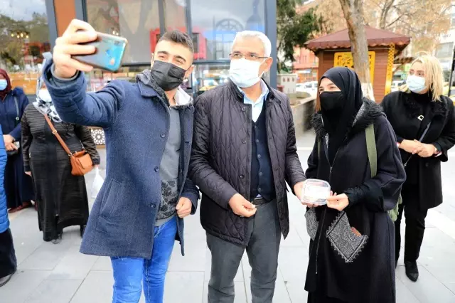 Belediye Başkanı Güder, vatandaşlara kandil simidi dağıttı