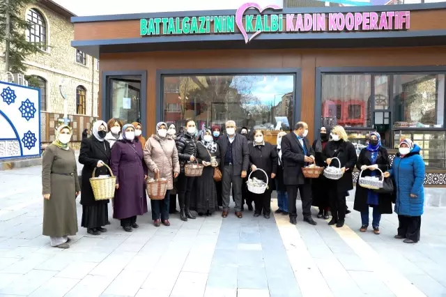 Belediye Başkanı Güder, vatandaşlara kandil simidi dağıttı