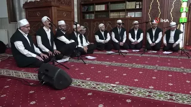 Berat Kandili'nde eller semaya açıldı Berat Kandili'nde eller semaya açıldı