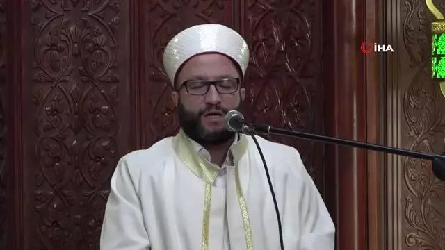 Berat Kandili'nde eller semaya açıldı