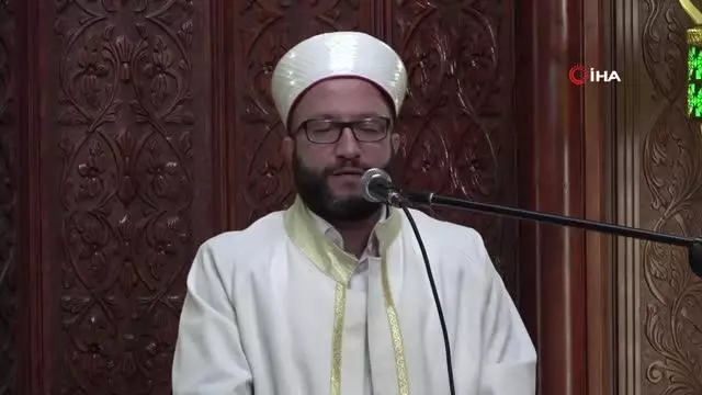 Berat Kandili'nde eller semaya açıldı