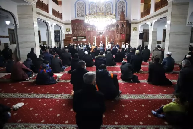 Berat Kandili'nde eller semaya açıldı