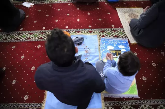 Berat Kandili'nde eller semaya açıldı