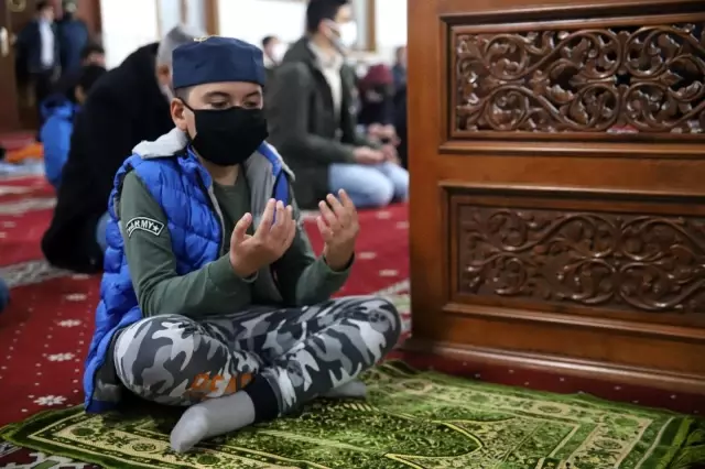 Berat Kandili'nde eller semaya açıldı