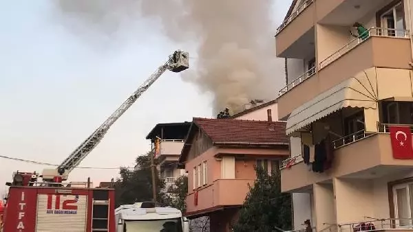 Son dakika haberleri | Çatı katında çıkan yangını izlerken sosyal mesafeyi unuttular Son dakika haberleri | Çatı katında çıkan yangını izlerken sosyal mesafeyi unuttular