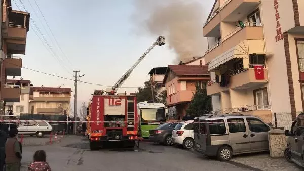 Son dakika haberleri | Çatı katında çıkan yangını izlerken sosyal mesafeyi unuttular Son dakika haberleri | Çatı katında çıkan yangını izlerken sosyal mesafeyi unuttular