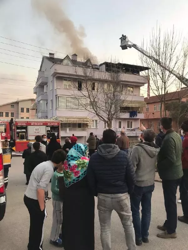 Son dakika haberleri | Çatı katında çıkan yangını izlerken sosyal mesafeyi unuttular Son dakika haberleri | Çatı katında çıkan yangını izlerken sosyal mesafeyi unuttular