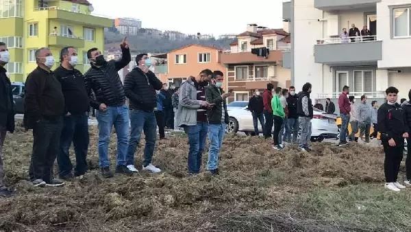 Son dakika haberleri | Çatı katında çıkan yangını izlerken sosyal mesafeyi unuttular Son dakika haberleri | Çatı katında çıkan yangını izlerken sosyal mesafeyi unuttular
