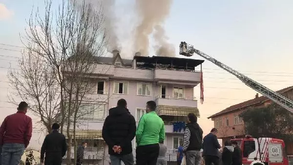 Son dakika haberleri | Çatı katında çıkan yangını izlerken sosyal mesafeyi unuttular Son dakika haberleri | Çatı katında çıkan yangını izlerken sosyal mesafeyi unuttular
