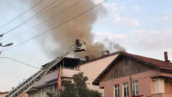 Son dakika haberleri | Çatı katında çıkan yangını izlerken sosyal mesafeyi unuttular Son dakika haberleri | Çatı katında çıkan yangını izlerken sosyal mesafeyi unuttular
