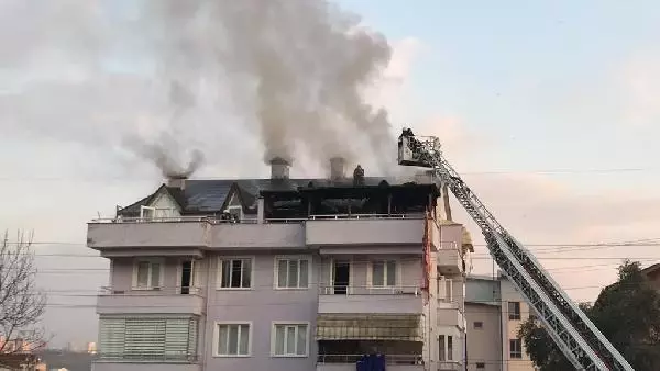 Son dakika haberleri | Çatı katında çıkan yangını izlerken sosyal mesafeyi unuttular Son dakika haberleri | Çatı katında çıkan yangını izlerken sosyal mesafeyi unuttular