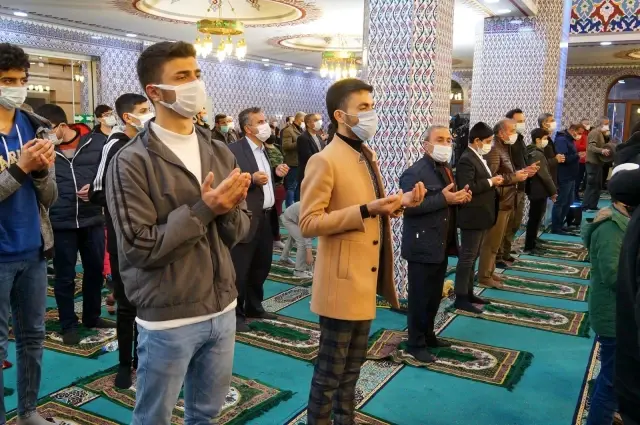 Diyanet İşleri Başkanı Erbaş, Batman'da Berat Kandili programına katıldı Diyanet İşleri Başkanı Erbaş, Batman'da Berat Kandili programına katıldı
