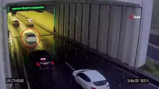 Doğum yapılan aracın Avrasya Tünel'inden geçişi kamerada