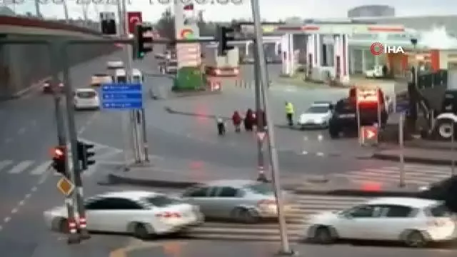 Doluya yakalanan ailenin yardımına kahraman polis koştu Doluya yakalanan ailenin yardımına kahraman polis koştu