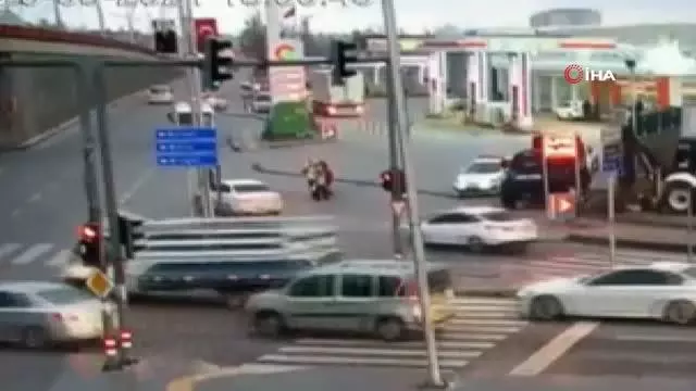Doluya yakalanan ailenin yardımına kahraman polis koştu Doluya yakalanan ailenin yardımına kahraman polis koştu