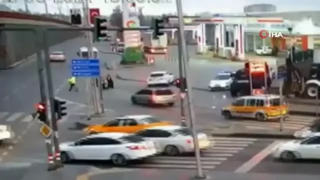 Doluya yakalanan ailenin yardımına kahraman polis koştu Doluya yakalanan ailenin yardımına kahraman polis koştu