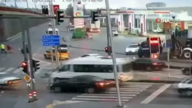 Doluya yakalanan ailenin yardımına kahraman polis koştu Doluya yakalanan ailenin yardımına kahraman polis koştu