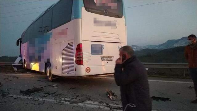 Düzce'de otobüs ile otomobil çarpıştı: 3 ölü, 11 yaralı Düzce'de otobüs ile otomobil çarpıştı: 3 ölü, 11 yaralı