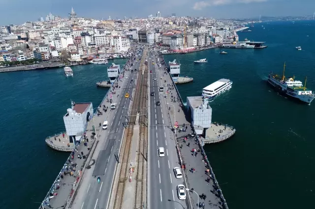 Eminönü'ndeki kalabalık eski günlerine döndü Eminönü'ndeki kalabalık eski günlerine döndü