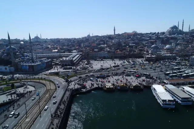 Eminönü'ndeki kalabalık eski günlerine döndü Eminönü'ndeki kalabalık eski günlerine döndü