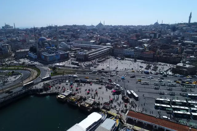 Eminönü'ndeki kalabalık eski günlerine döndü Eminönü'ndeki kalabalık eski günlerine döndü