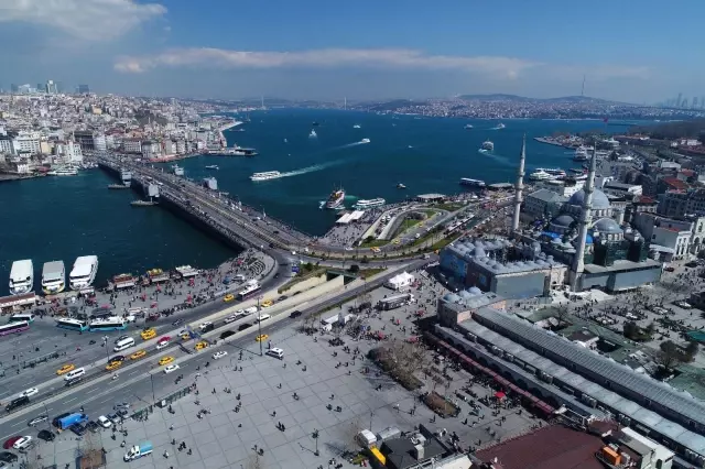Eminönü'ndeki kalabalık eski günlerine döndü Eminönü'ndeki kalabalık eski günlerine döndü