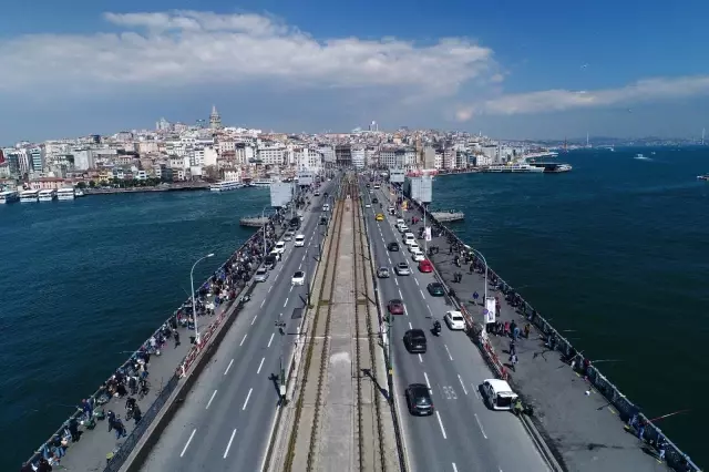 Eminönü'ndeki kalabalık eski günlerine döndü Eminönü'ndeki kalabalık eski günlerine döndü