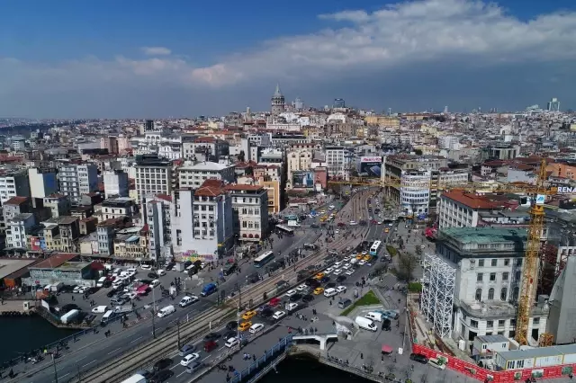 Eminönü'ndeki kalabalık eski günlerine döndü Eminönü'ndeki kalabalık eski günlerine döndü