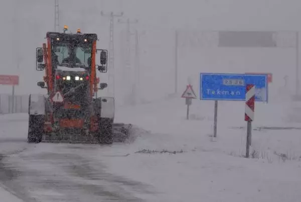 Erzurum'da 112 yerleşim yeri yolu, kardan kapalı Erzurum'da 112 yerleşim yeri yolu, kardan kapalı