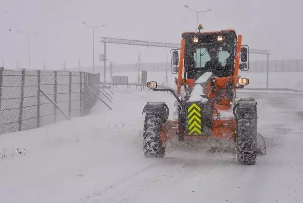 Erzurum'da 112 yerleşim yeri yolu, kardan kapalı Erzurum'da 112 yerleşim yeri yolu, kardan kapalı