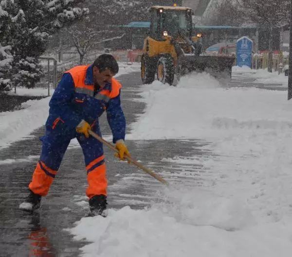 Erzurum'da 112 yerleşim yeri yolu, kardan kapalı Erzurum'da 112 yerleşim yeri yolu, kardan kapalı
