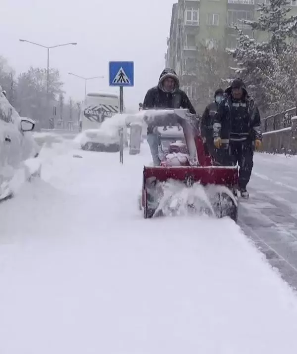 Erzurum'da 112 yerleşim yeri yolu, kardan kapalı Erzurum'da 112 yerleşim yeri yolu, kardan kapalı