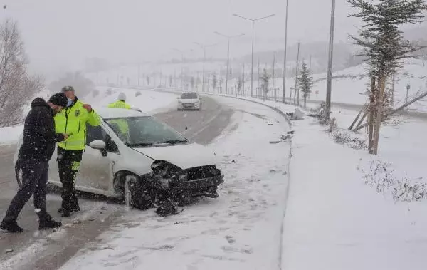 Erzurum'da 112 yerleşim yeri yolu, kardan kapalı Erzurum'da 112 yerleşim yeri yolu, kardan kapalı