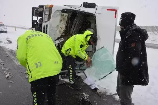 Erzurum'da 112 yerleşim yeri yolu, kardan kapalı Erzurum'da 112 yerleşim yeri yolu, kardan kapalı