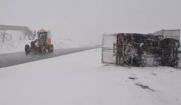 Erzurum'da 112 yerleşim yeri yolu, kardan kapalı Erzurum'da 112 yerleşim yeri yolu, kardan kapalı