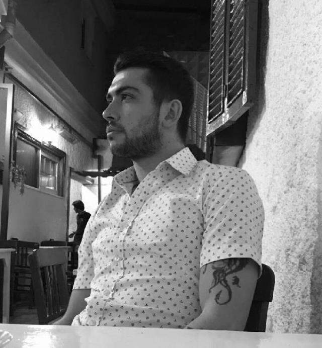 Eski sevgilisi tarafından öldürülen kadının küçük kızı, vahşeti görmemesi için olay yerinden böyle uzaklaştırıldı