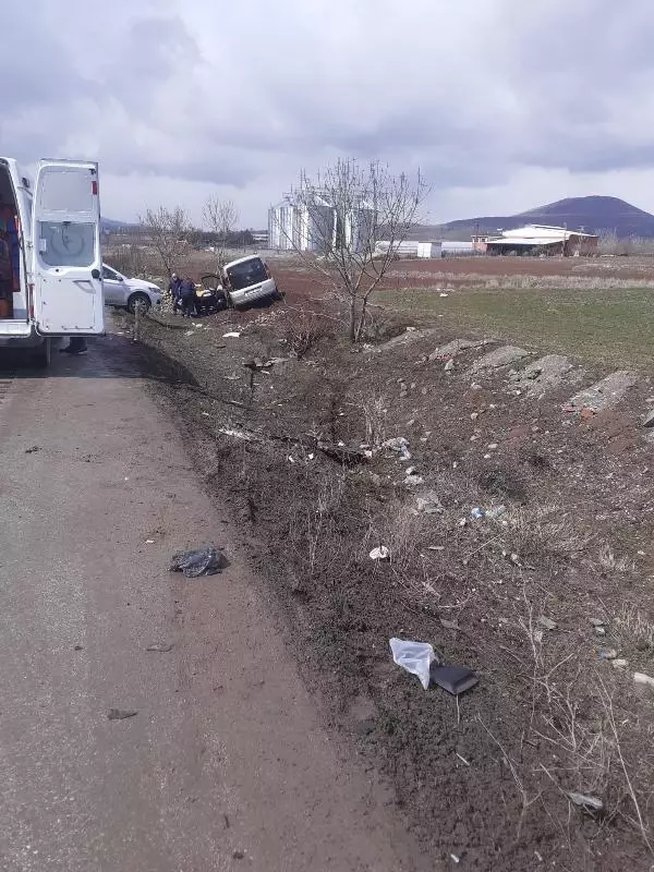Hafif ticari araçla otomobil çarpıştı: 2'si çocuk, 8 yaralı Hafif ticari araçla otomobil çarpıştı: 2'si çocuk, 8 yaralı