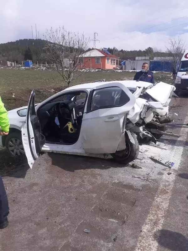 Hafif ticari araçla otomobil çarpıştı: 2'si çocuk, 8 yaralı Hafif ticari araçla otomobil çarpıştı: 2'si çocuk, 8 yaralı