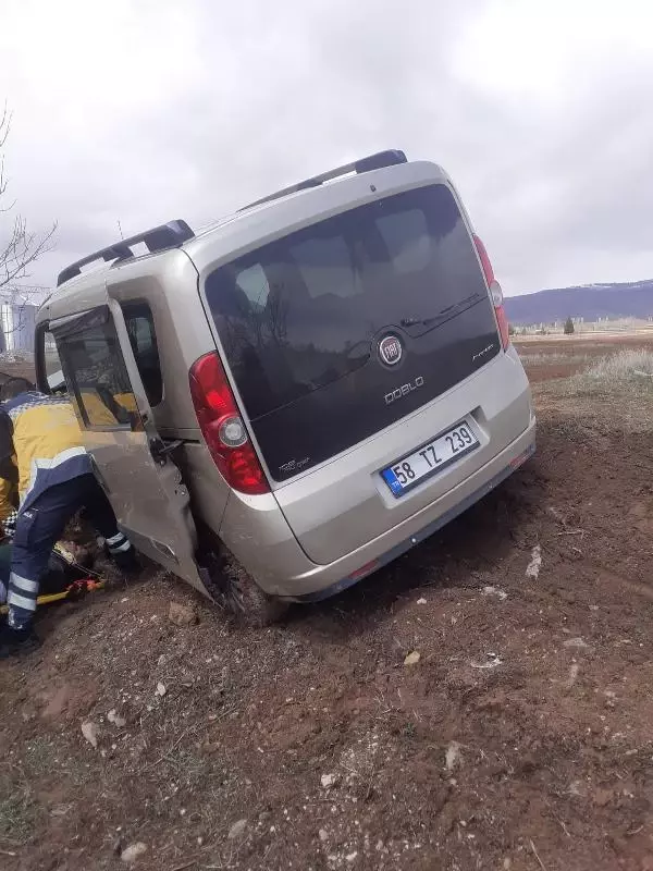 Hafif ticari araçla otomobil çarpıştı: 2'si çocuk, 8 yaralı Hafif ticari araçla otomobil çarpıştı: 2'si çocuk, 8 yaralı