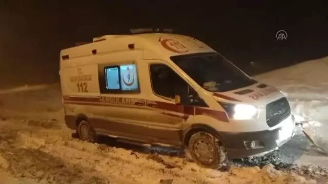 Hasta bebeğe ulaşmak için yoğun tipide ambulans, paletli ambulans ve iş makinesiyle 13 saat ter döktüler Hasta bebeğe ulaşmak için yoğun tipide ambulans, paletli ambulans ve iş makinesiyle 13 saat ter döktüler