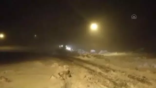 Hasta bebeğe ulaşmak için yoğun tipide ambulans, paletli ambulans ve iş makinesiyle 13 saat ter döktüler Hasta bebeğe ulaşmak için yoğun tipide ambulans, paletli ambulans ve iş makinesiyle 13 saat ter döktüler
