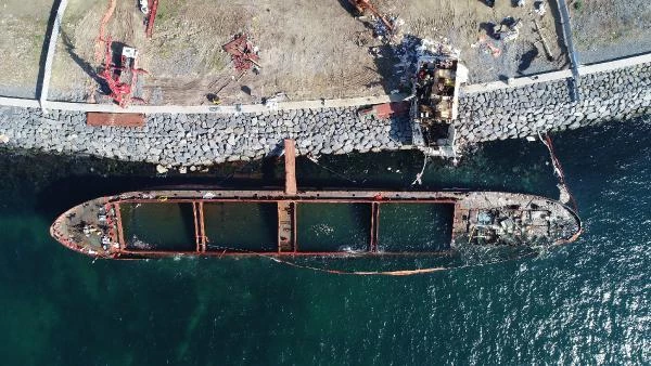 (Havadan fotoğrafla) Zeytinburnu'nda karaya oturan geminin yaşam alanı karaya alındı