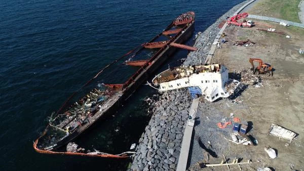 (Havadan fotoğrafla) Zeytinburnu'nda karaya oturan geminin yaşam alanı karaya alındı